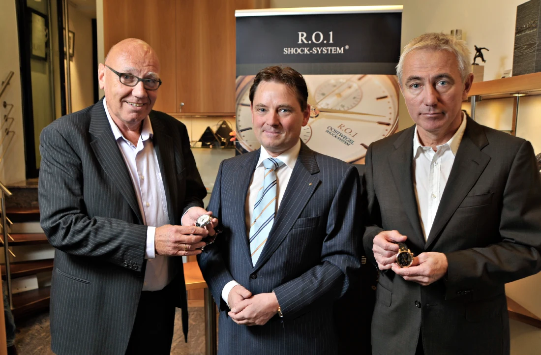 Bert van Marwijk op bezoek bij Roland Oostwegel in het R.O. Watches atelier in Heerlen, waar het unieke oranje horloge met de hand werd vervaardigd