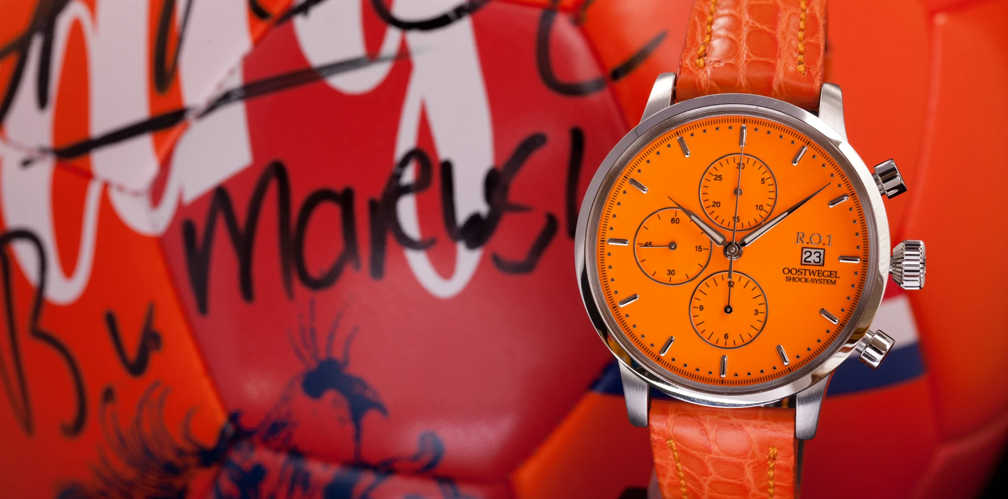 Bert van Marwijk en Roland Oostwegel met het unieke oranje R.O.1 horloge, speciaal vervaardigd voor de bondscoach van het Nederlands elftal tijdens het EK 2012