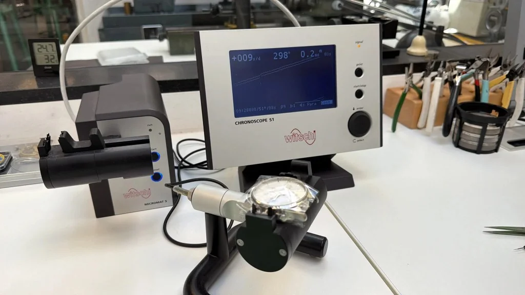 Mechanische Uhr wird mit einer professionellen Witschi Chronoscope S1 Zeitmessmaschine auf Genauigkeit geprüft im Atelier von R.O. Watches in Heerlen