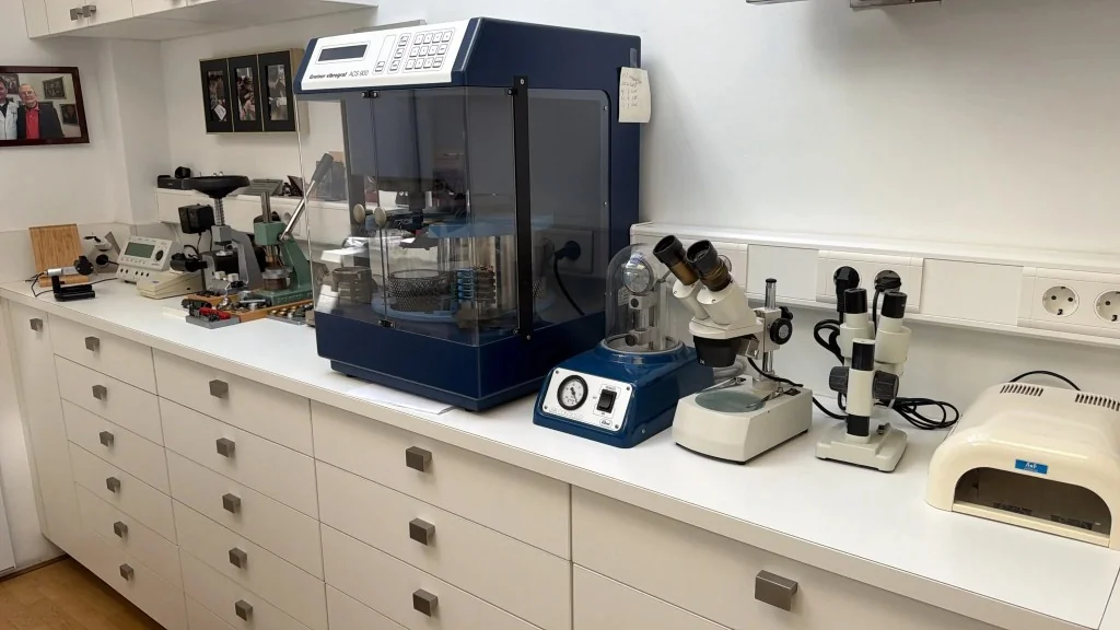 Professionell eingerichteter Reinraum im Atelier von R.O. Watches in Heerlen mit Greiner-Vibrograf-Reinigungsmaschine, Mikroskop und Präzisionsgeräten für Uhrenreparatur