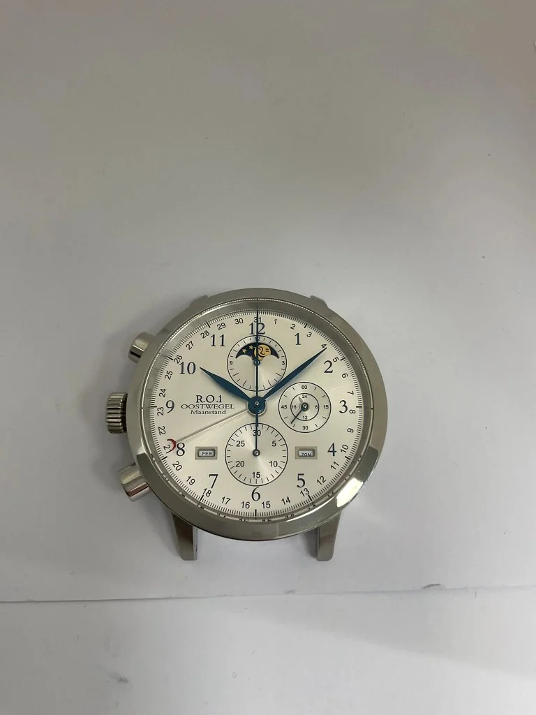 Nahaufnahme der R.O.1 Oostwegel Mondphase Chronographenuhr mit elfenbeinfarbenem Zifferblatt, blauen Zeigern, Mondphase und niederländischen Tages- und Monatsfenstern