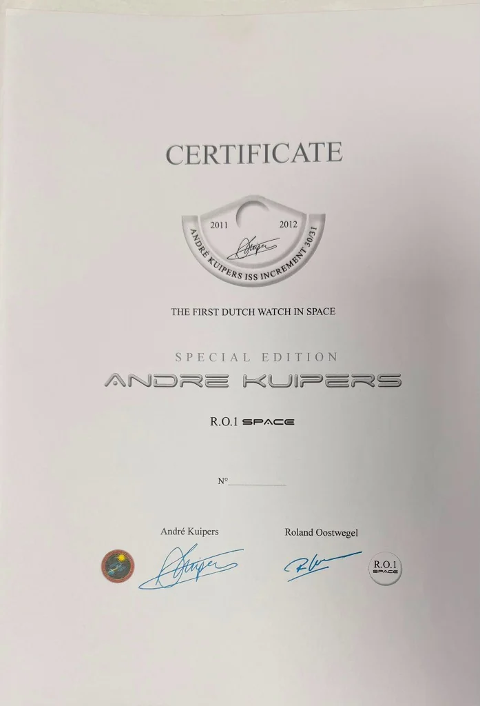 Officieel Special Edition-certificaat The First Dutch Watch in Space van de R.O.1 SPACE, ondertekend door André Kuipers en Roland Oostwegel voor ISS-expeditie 30/31 (2011–2012)