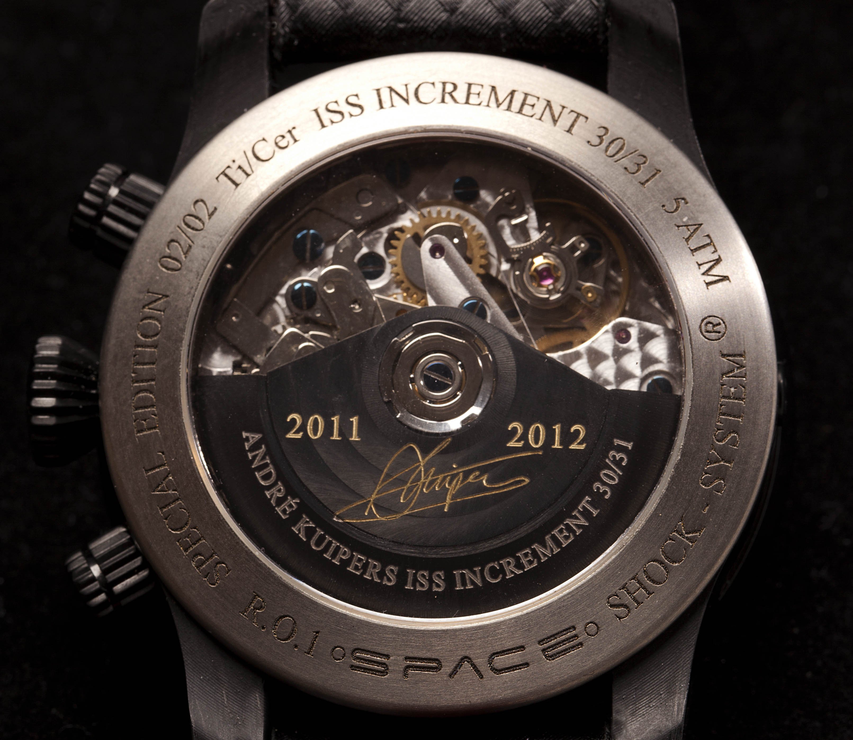 Achterkant van het R.O. Space horloge met handtekening van André Kuipers