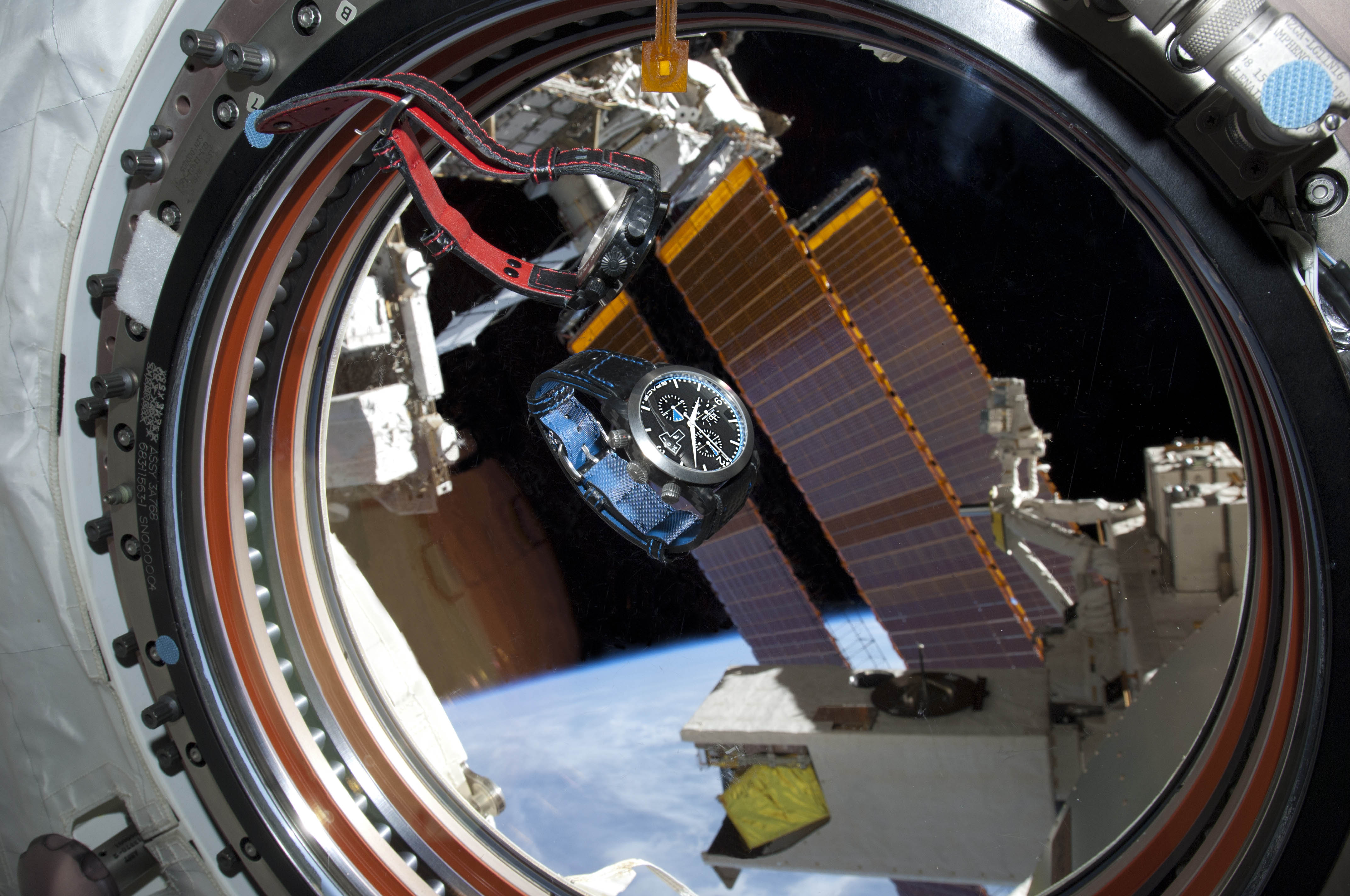 R.O. Space horloge zwevend in het International Space Station