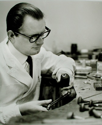 Louis Oostwegel, meester-goudsmid en grondlegger van het familiebedrijf, gefotografeerd in 1952