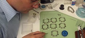 Roland Oostwegel aan het werk in zijn atelier