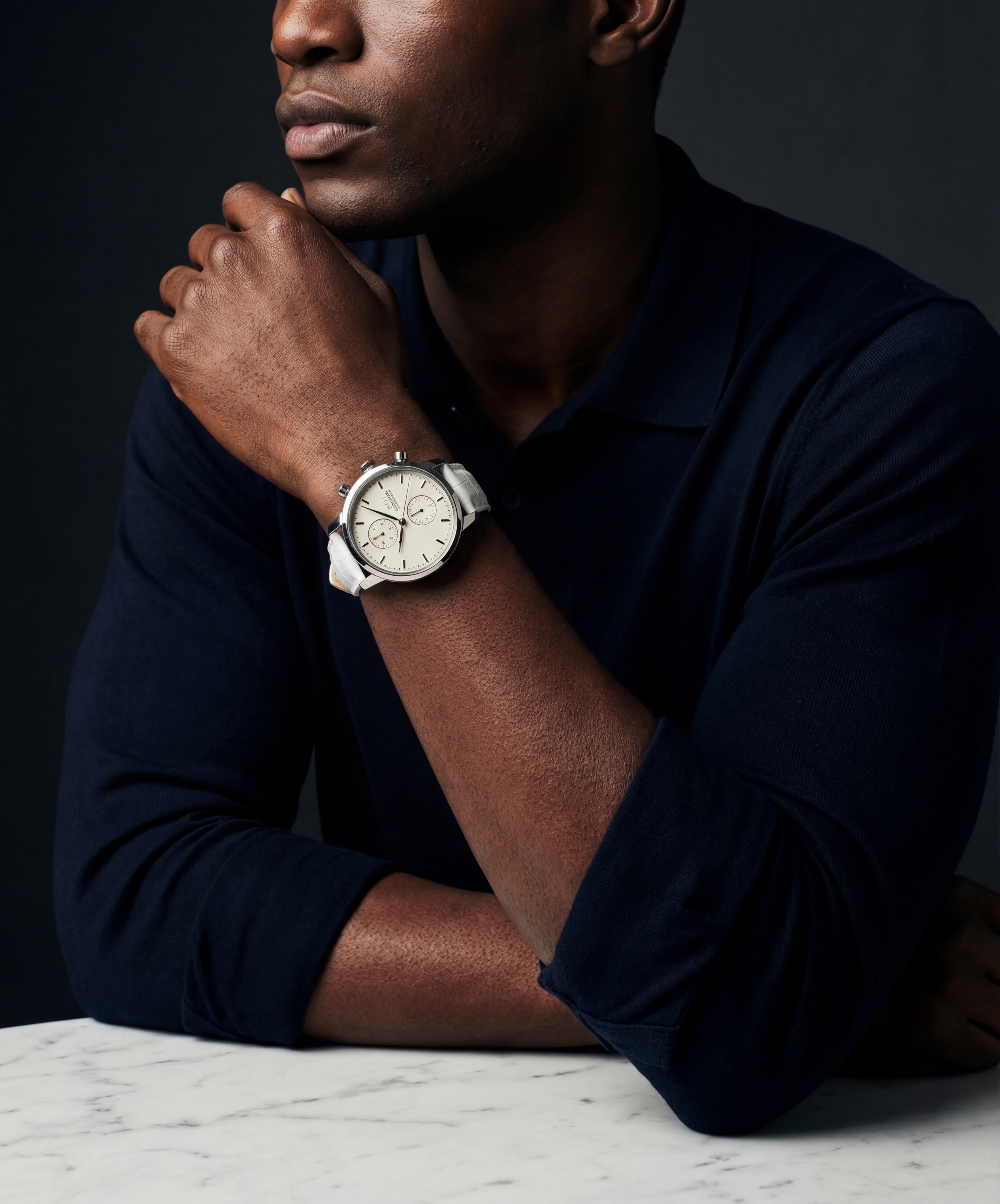 R.O.1 Classic - Stijlvol horloge gedragen in café setting