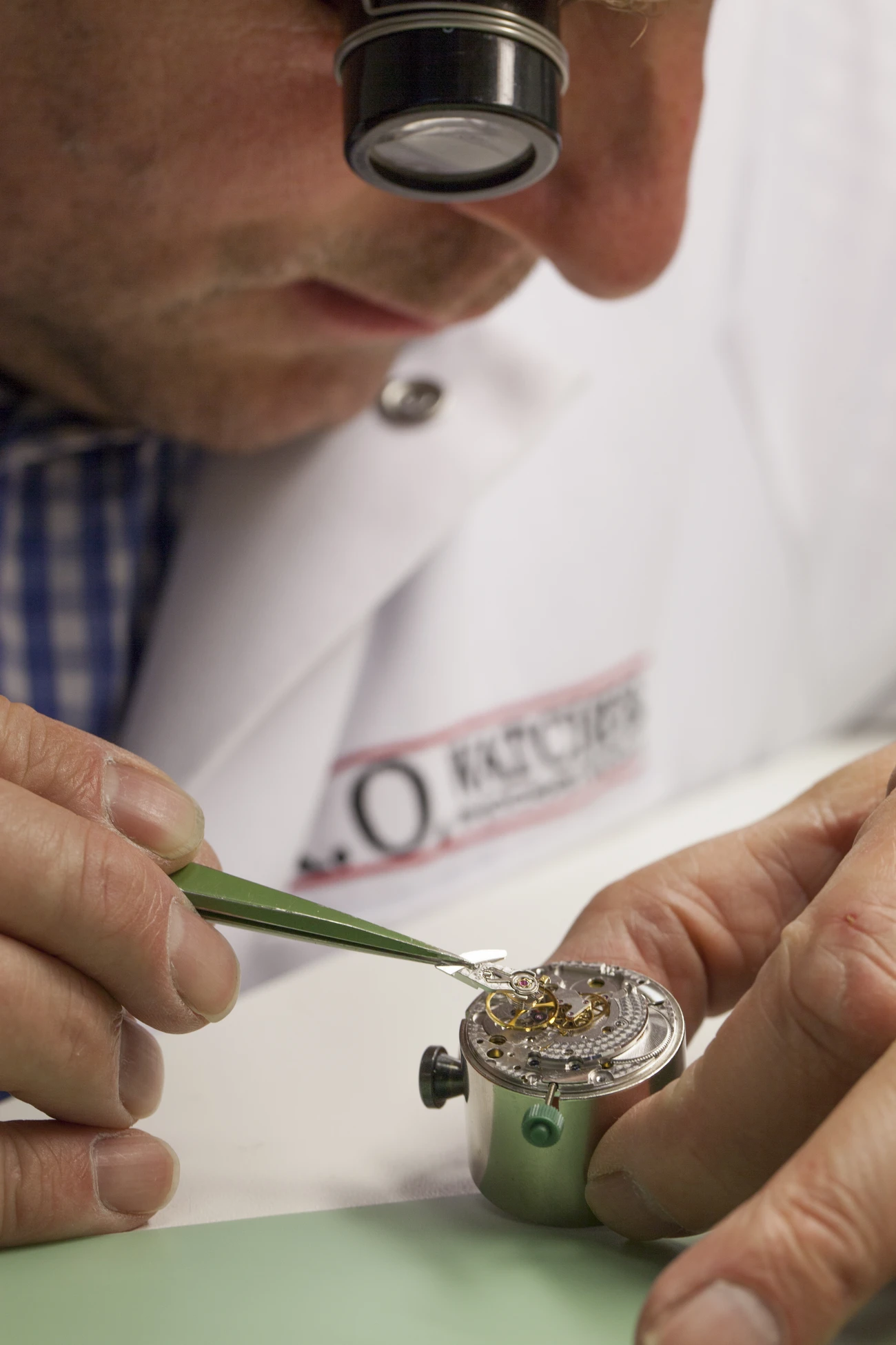 Horlogemaker in het R.O. Watches atelier