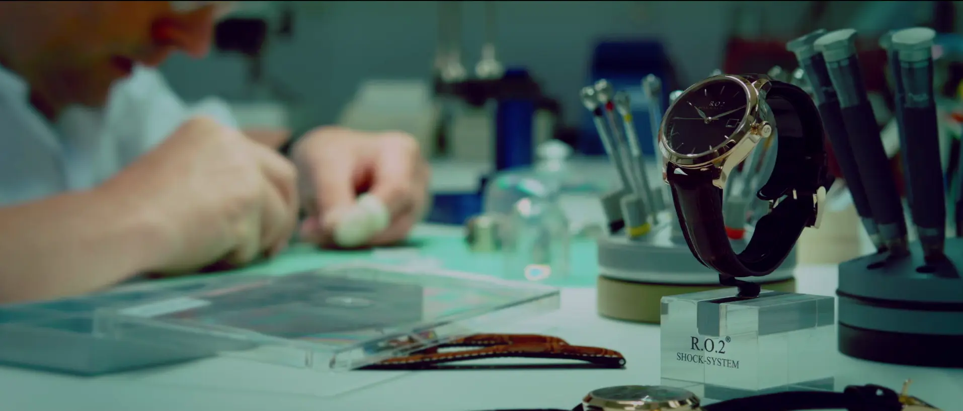 Roland Oostwegel aan het werk aan een R.O. Watch in het atelier